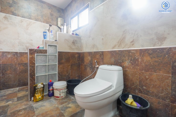 *****บ้านเดี่ยวมือสองย่านกรุงเทพฯ ม.อรุณทอง พุทธมณฑลสาย2 เนื้อที่กว้างขวางมากถึง 114 ตร.ว.  ฟังก์ชัน 6 ห้องนอน 4 ห้องน้ำ ที่จอดรถ 3 คัน บ้านสไตล์ Home Office บนทำเลแห่งการเดินทาง ใกล้รถไฟฟ้าสายสีน้ำเงิน "สถานีบางหว้า" และทางด่วน "ศรีรัช"